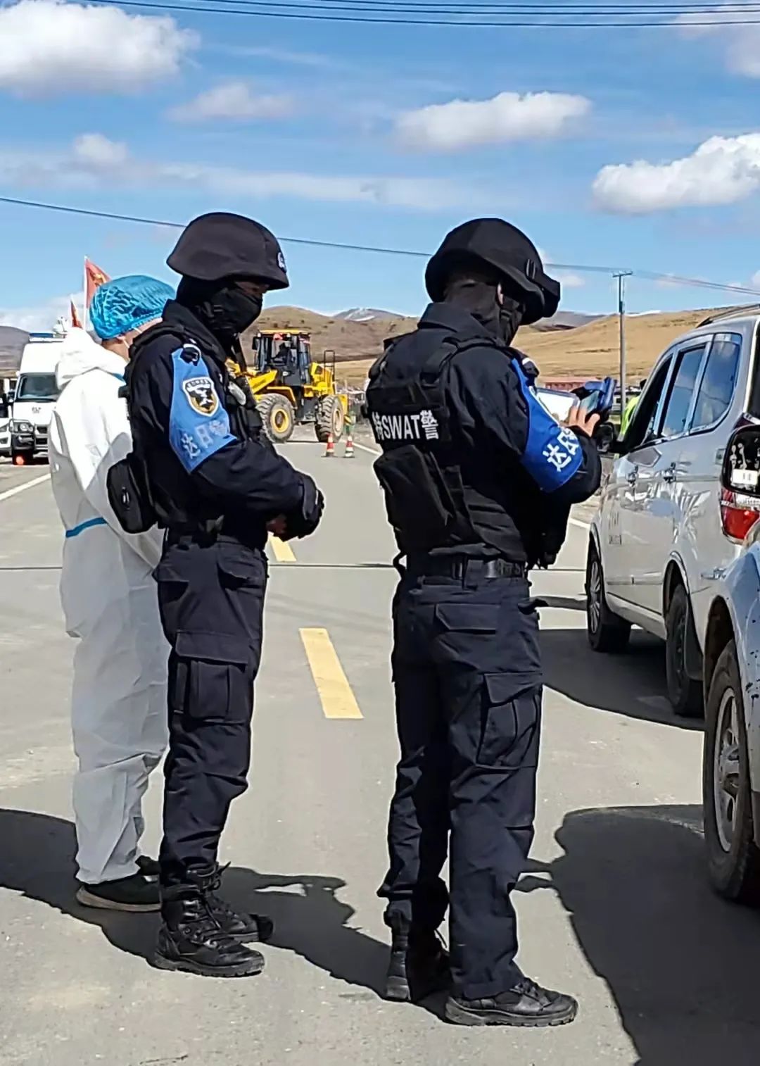 疫情防控公安当先警察蓝全力筑牢疫情防控屏障