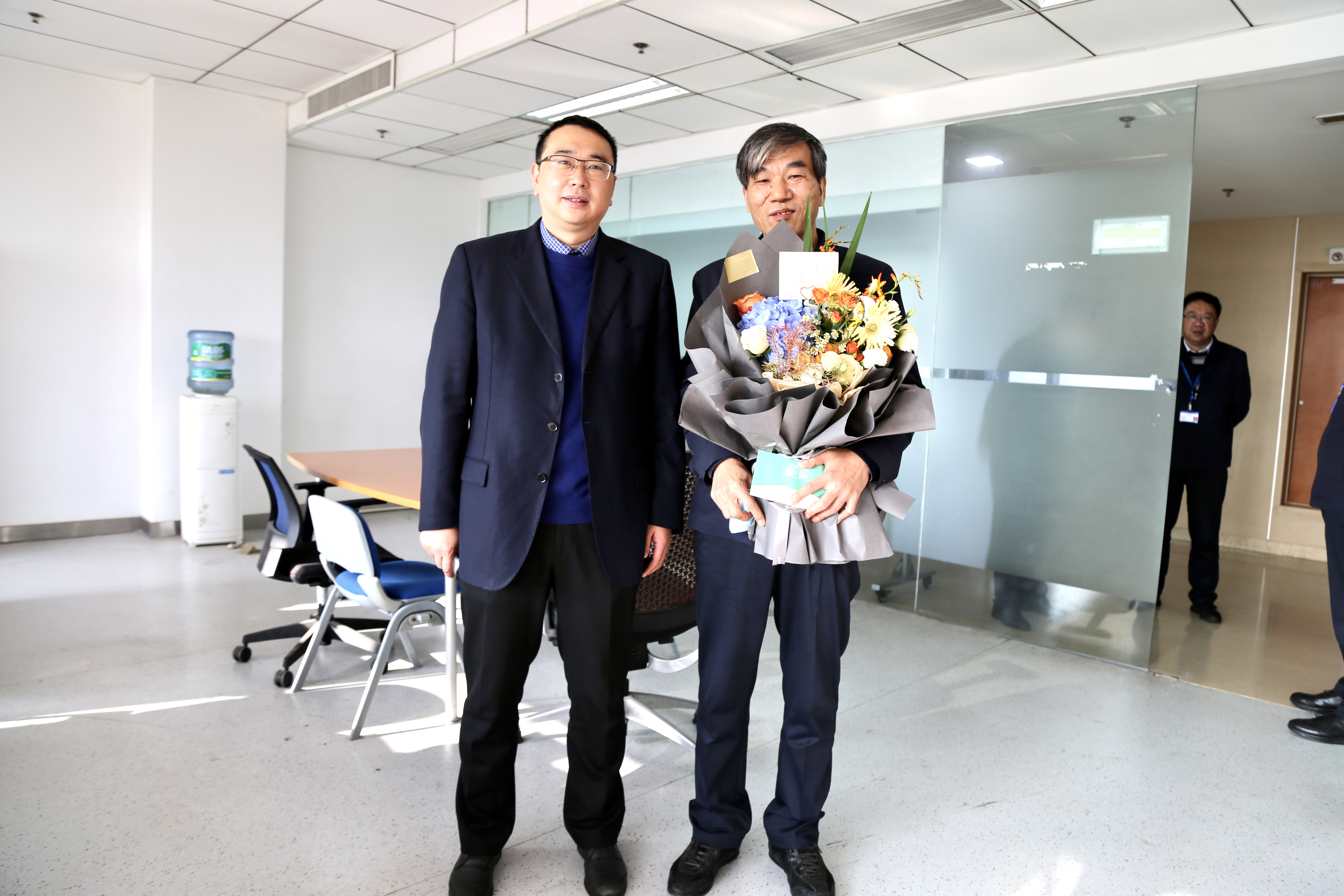 德阳市委组织部走访慰问专家人才