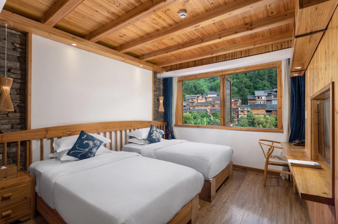 多彩贵州网酒店位于肇兴侗寨内,整体风格按侗族建筑元素设计,融入侗