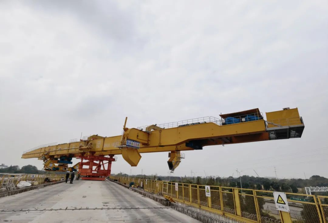 新建高铁上千吨架桥机空中转体