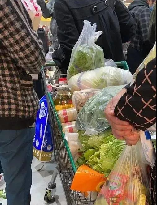 近段时间 一人拉十袋米 十几人抢一堆菜