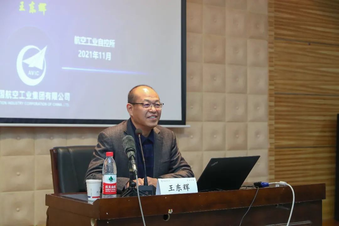 课堂上,王东辉校友讲述了对人才和科技的理解,强调了实现高新科技