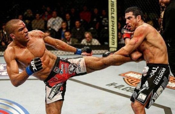 羽量级首秀,巴博萨就遭到了新秀丹-伊格的强力阻击.