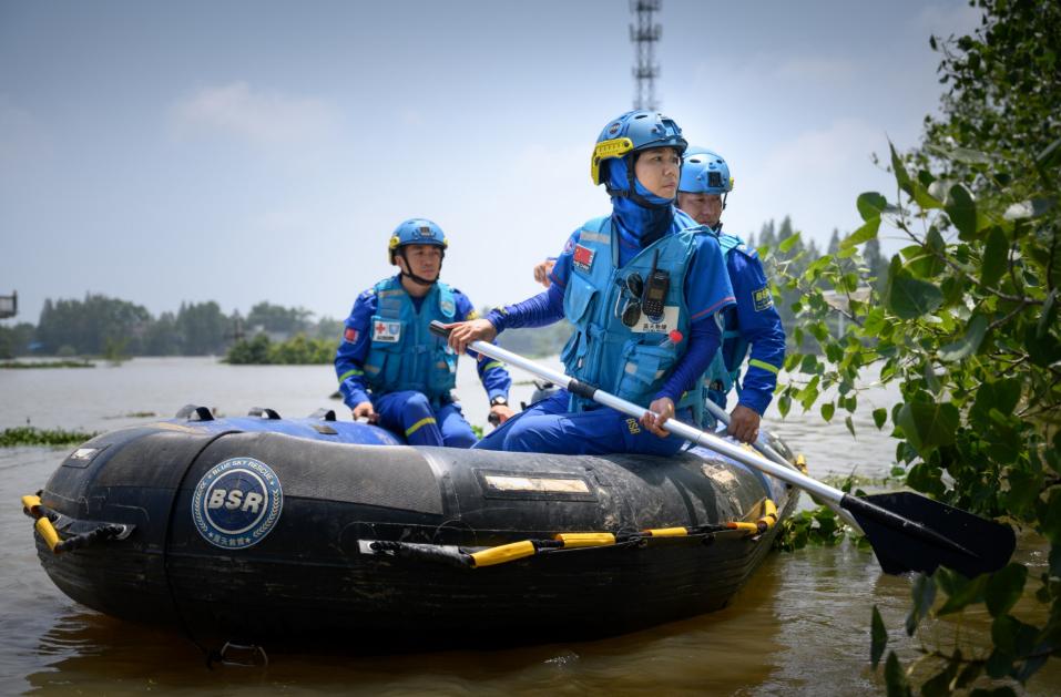 了解到蓝天救援队是国内知名的公益救援组织,这让从小就怀揣着"英雄梦