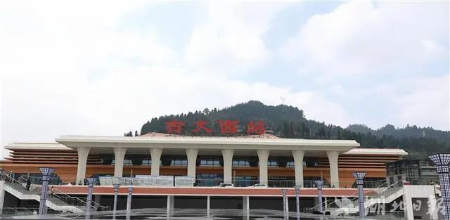 这条高铁的设计者正是在鄂央企铁四院