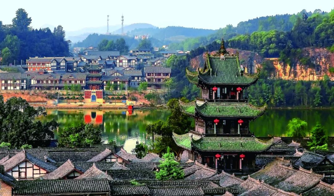 诗圣杜甫更有"阆州城南天下稀"的千古咏叹素有"嘉陵第一江山""阆苑