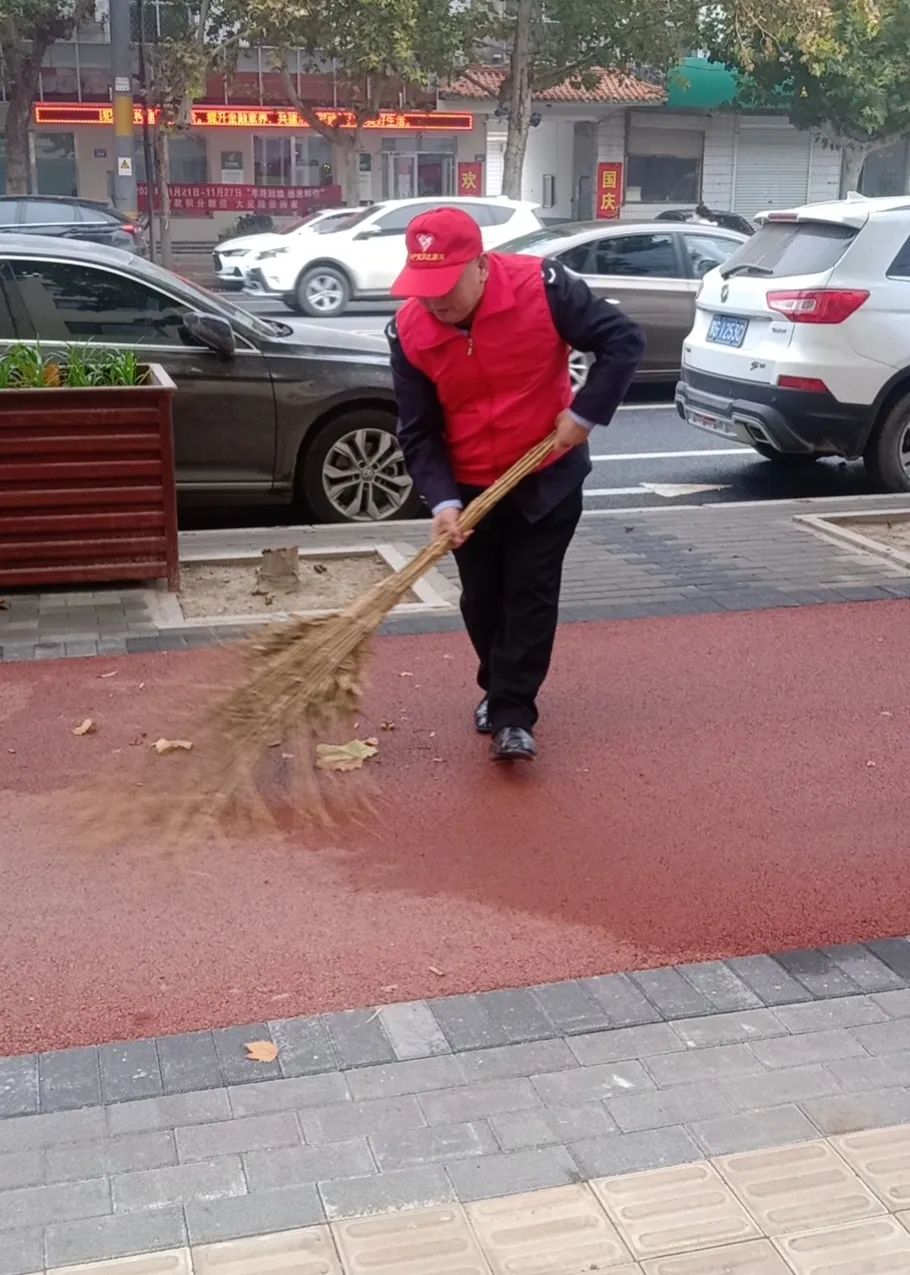 税务局组织志愿者到分包路段文昌大街打扫落叶.