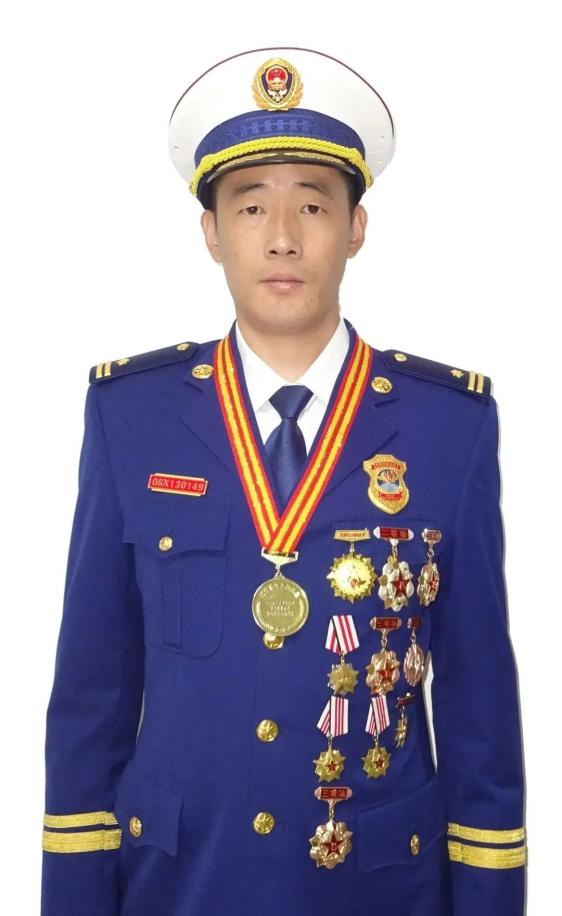 14人被表彰为二级英雄模范