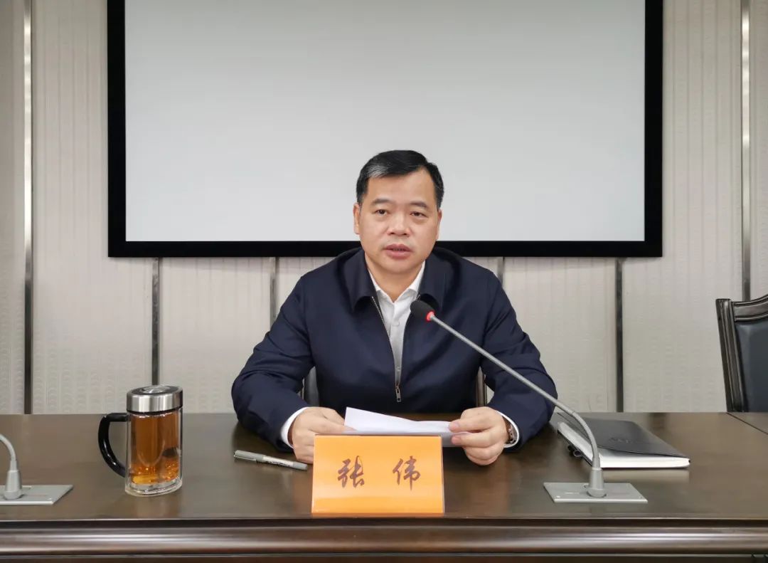 区领导张伟,黄靖,周立宏,邢鹏,李明出席会议并召开续会.