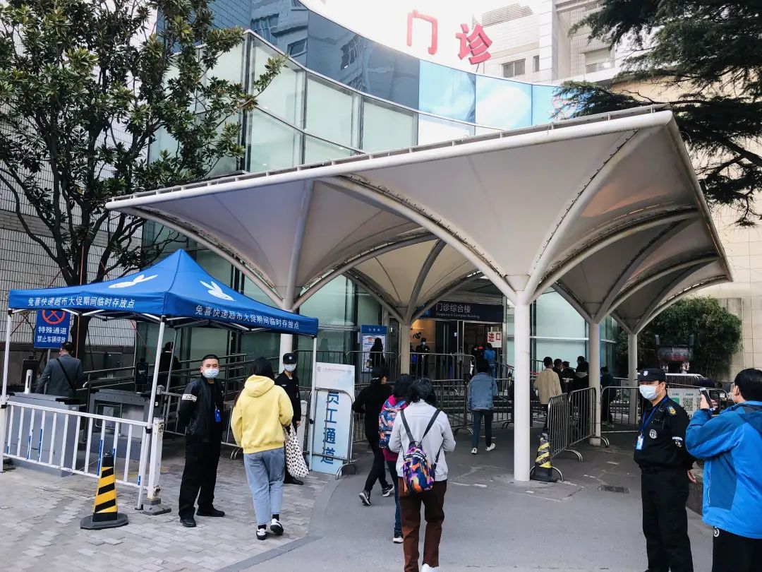 早上7点半,记者在新华医院门诊入口处看到,前来医院挂号就诊的患者