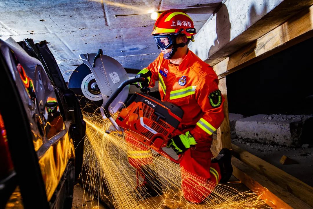 首届中国消防忠诚卫士章文锋践行训词当先锋坚守初心写忠诚