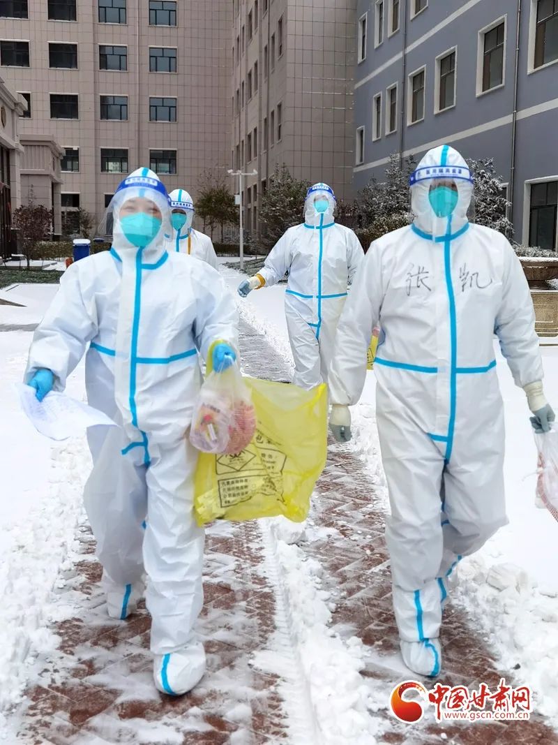 甘肃风雪中的抗疫人