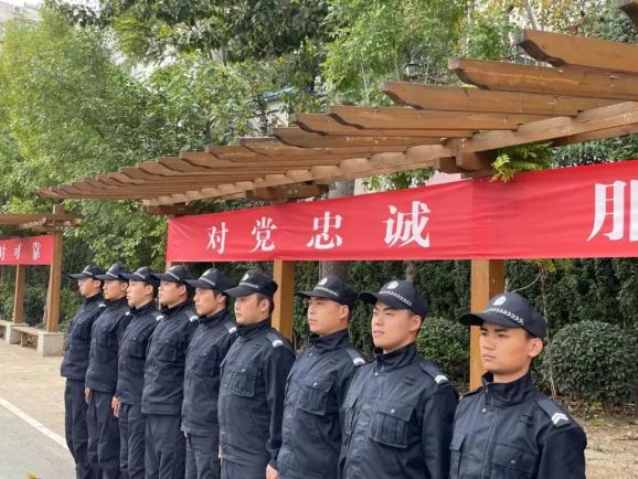 在山東司法警官職業學院,來自濰北監獄的12名新警,迎著初升的朝陽正在