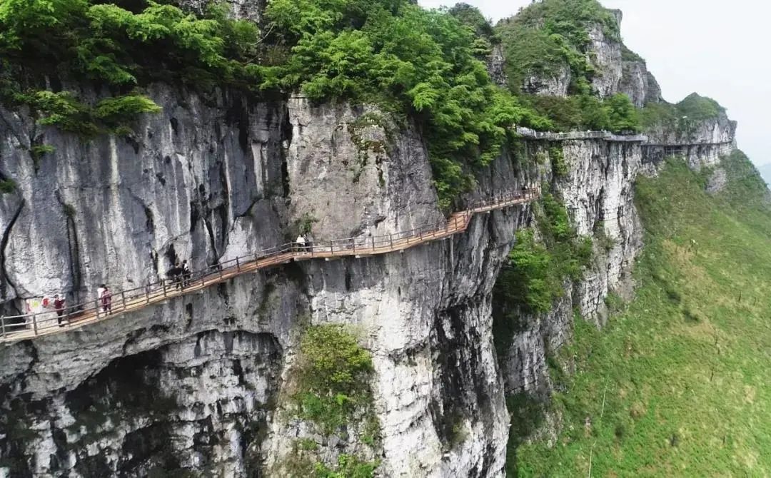 大圣墩景区位于印江县城西北部,海拔1338米,是全省100个重点旅游景区