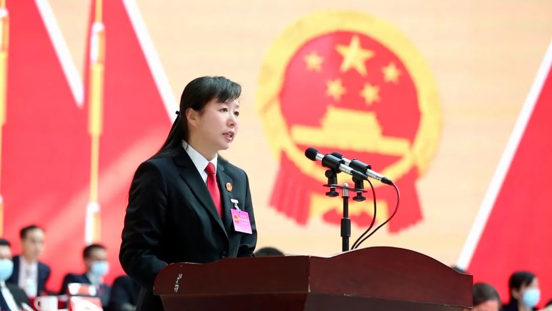 李芬当选汨罗市人民法院院长,并进行宪法宣誓