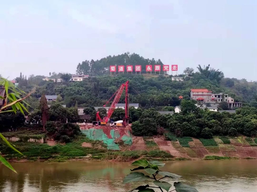 沱江铁路特大桥位于四川省泸州市境内,从龙马潭区胡市镇跨越沱江至江