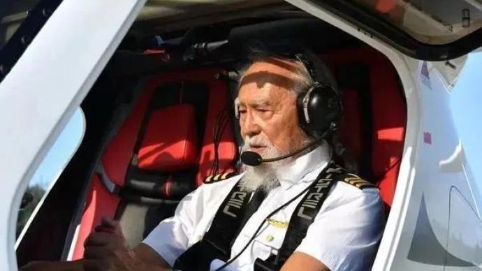 85岁他开上了飞机