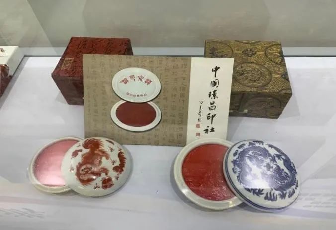 福建漳州八宝印泥鼎足而立,历史上被称为"中国三大印泥瑰宝",享誉华夏