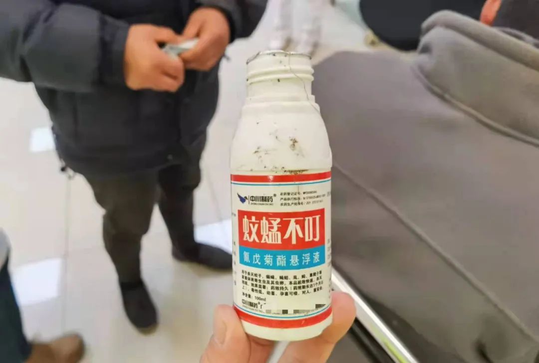 最美瞬间急男子误喝农药松原高速交警紧急护送就医