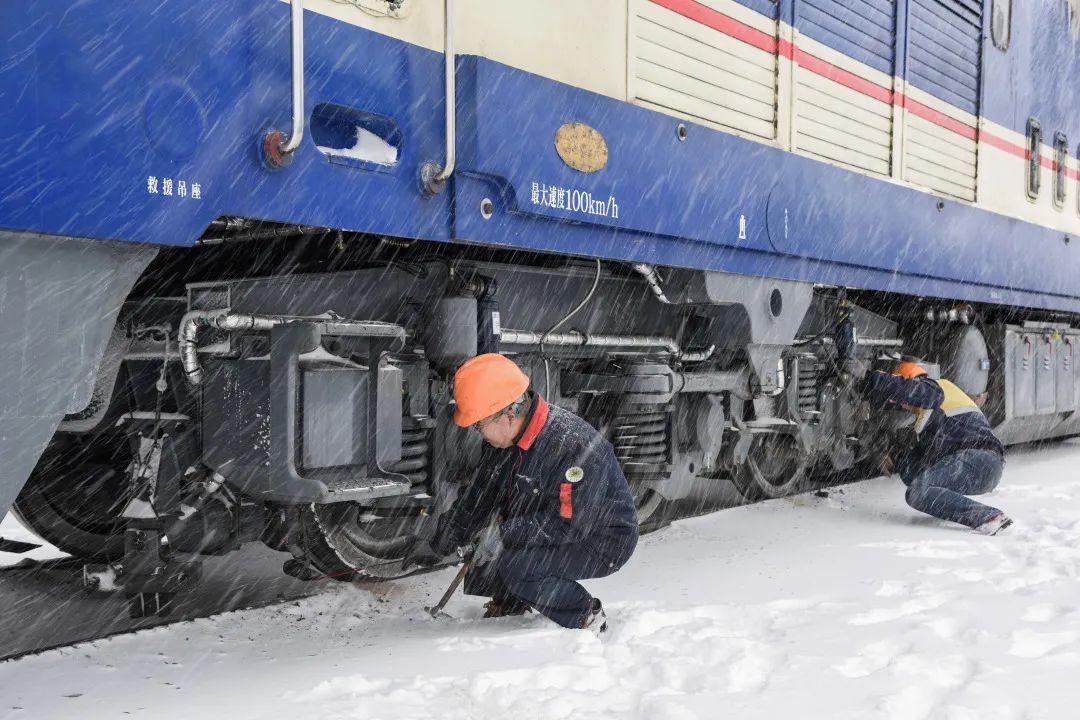 (史鑫 攝)包西機務段職工檢查機車走行部確保出庫機車狀態良好和制動