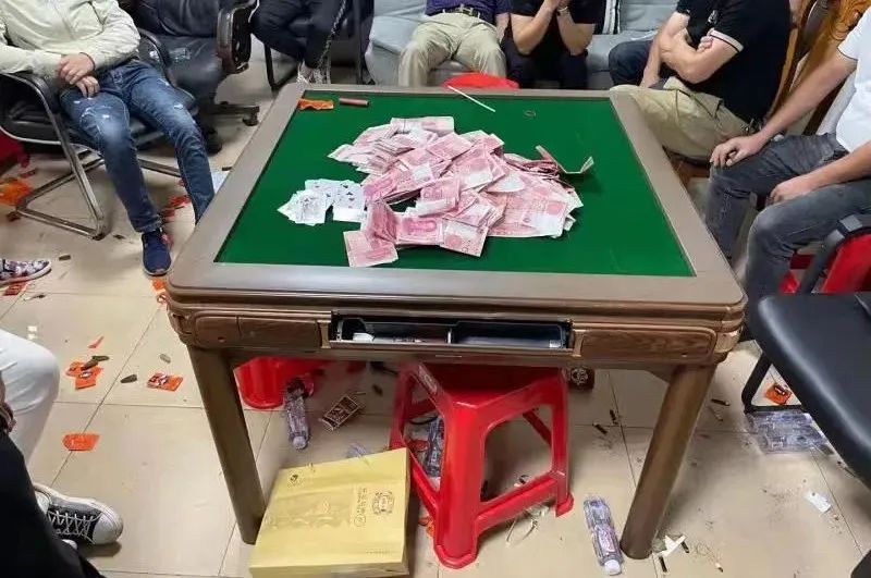 广东中山警方夜袭赌博窝点缴获22万元现金无人认领