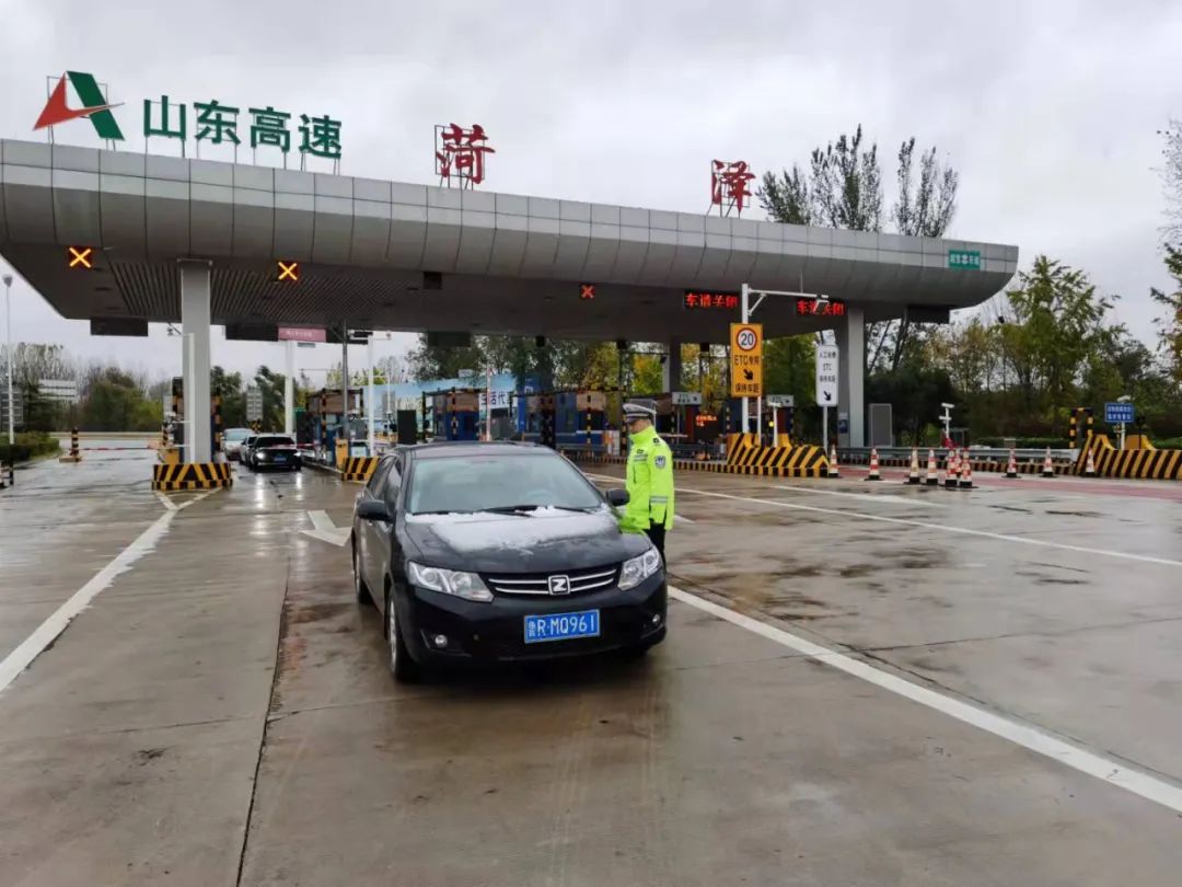 一城风雪一程守护菏泽高速交警雪天全力保畅