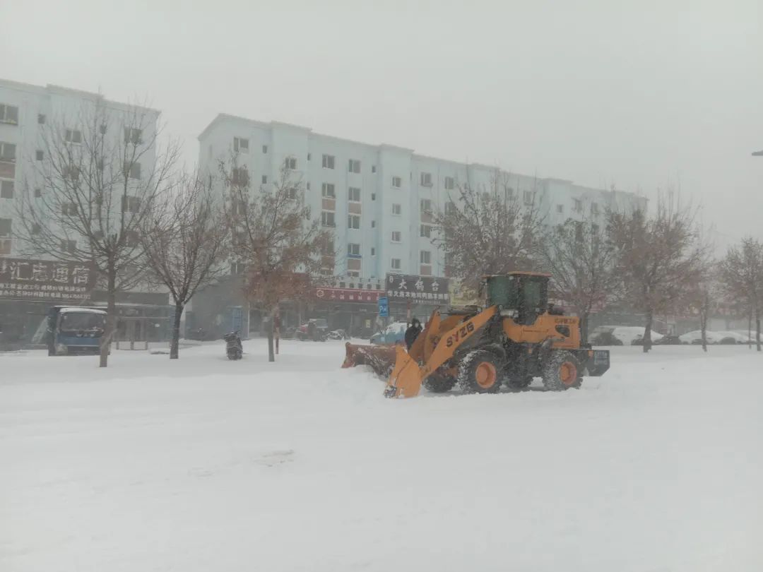 根据通辽市气象台预报,未来两天强降雪将继续影响大部地区,通辽市中部