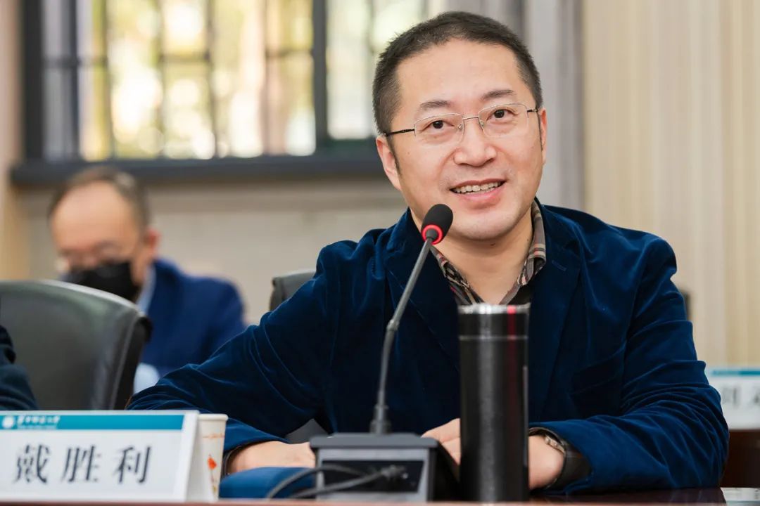 公共管理学院戴胜利教授曾获得"湖北五一劳动奖章"和"湖北青年教学