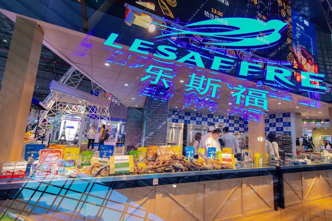 进博会现场惊现6米高的埃菲尔铁塔乐斯福出圈啦