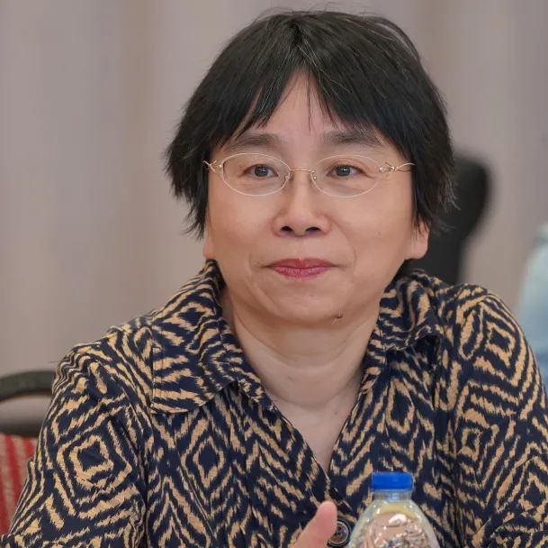 志愿服务部部长滕桂香,编剧李然,制作人刘雷在上海广播电台《先锋派