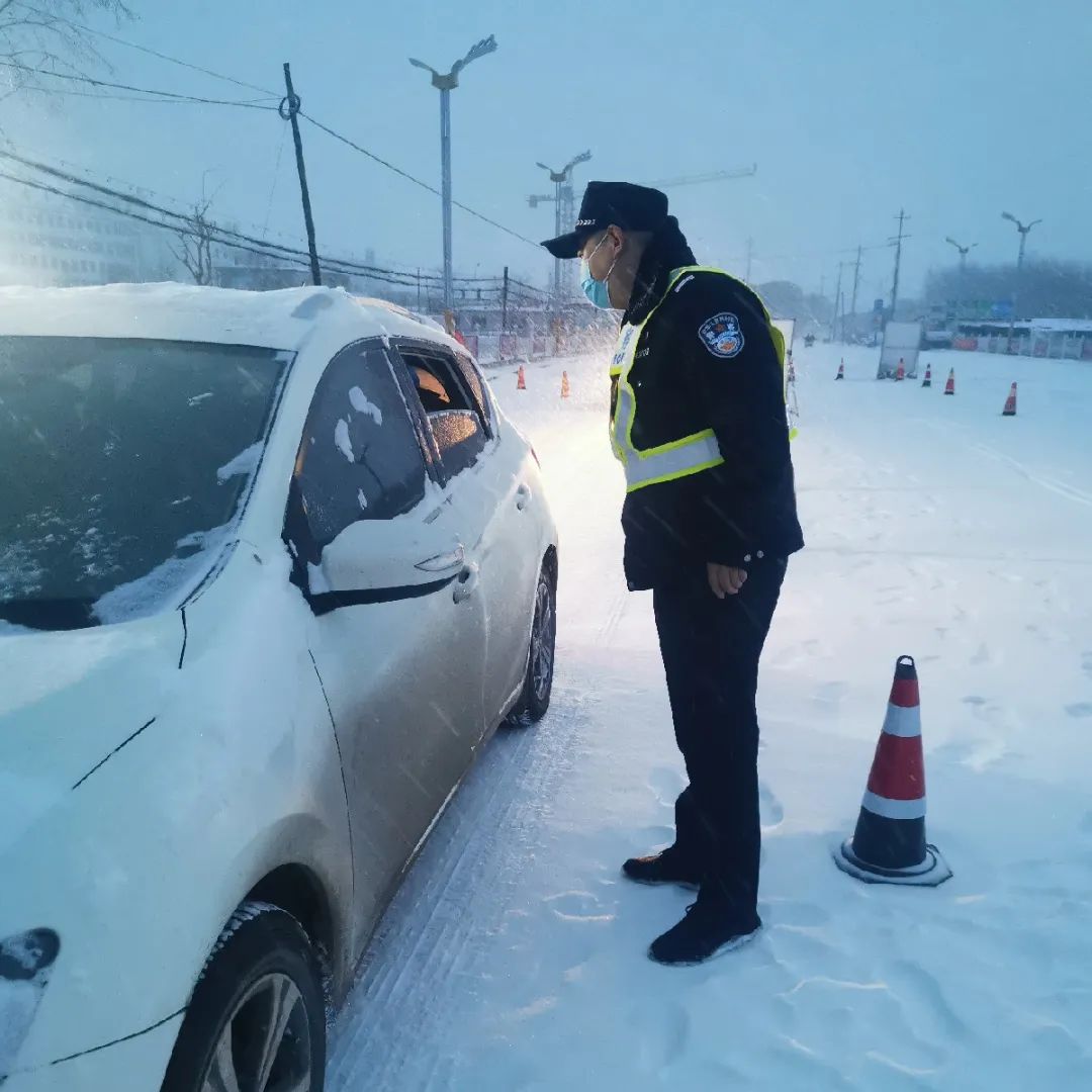 宁城公安的24小时风雪不问赶路人他们一直在路上
