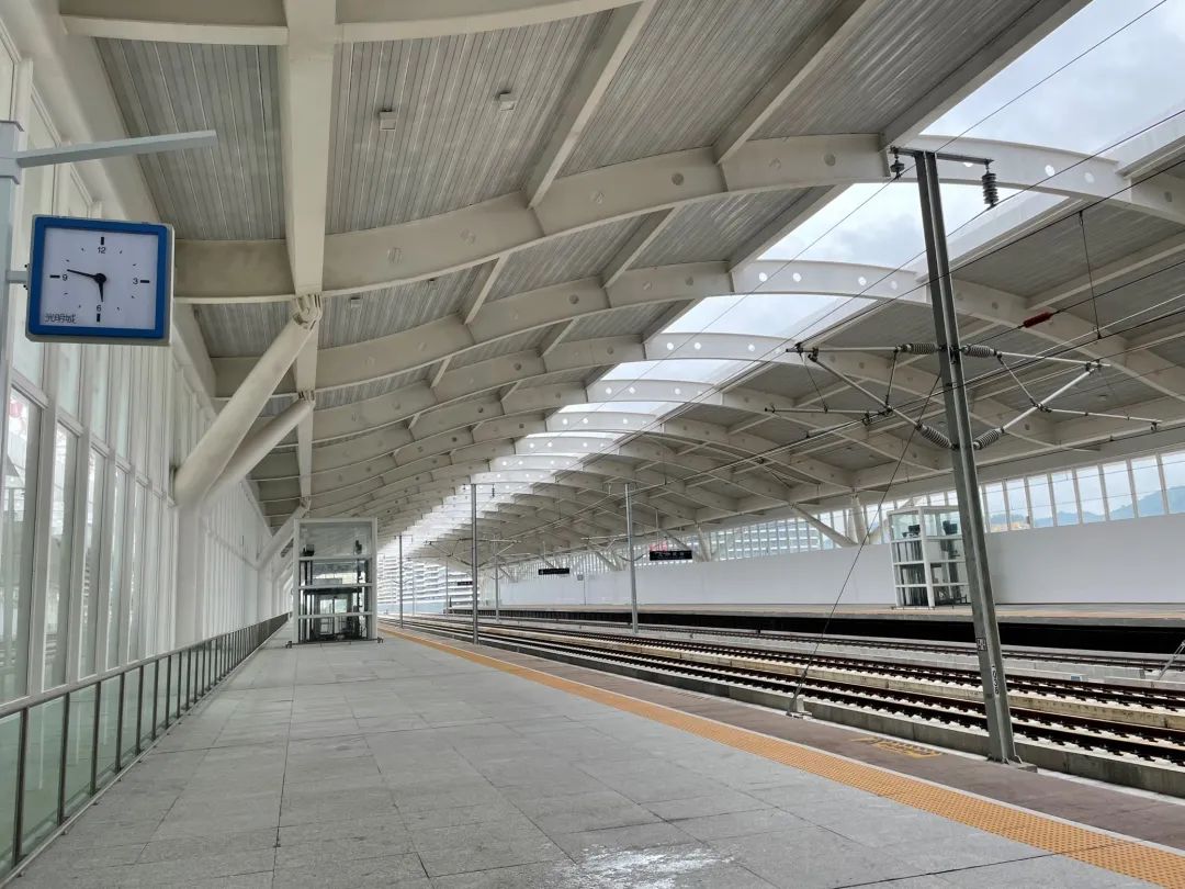 光明城站进入站台扶手电梯