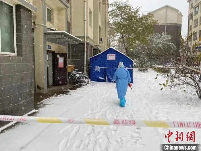 宁夏社区工作者在风雪中坚守。图/中新网