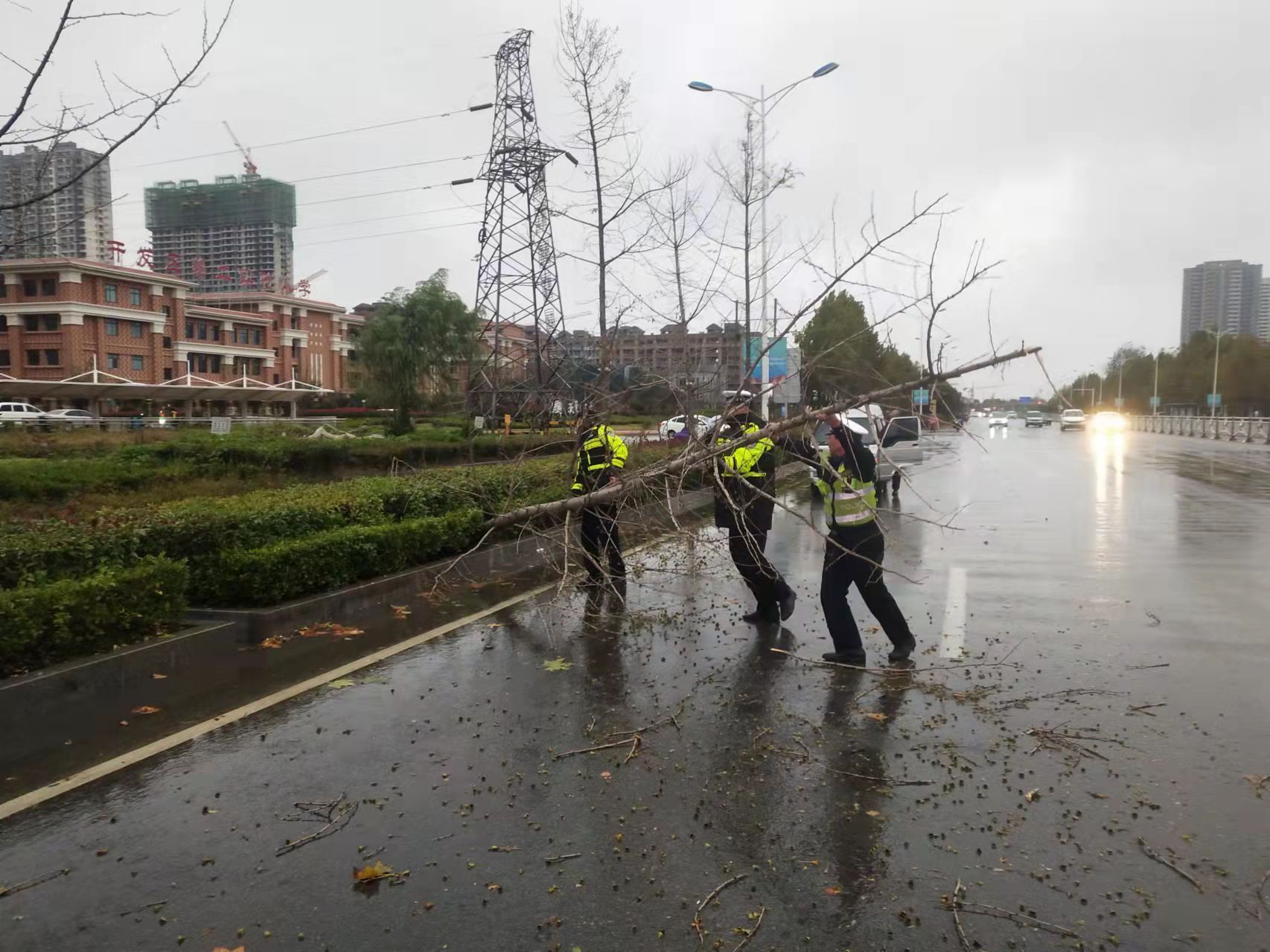 菏泽大风雨雪来袭 对道路交通造成不利影响 千余警力紧急上路清障排险