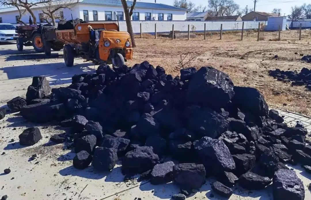 近日,6辆满载"暖心煤"的大卡车来到了泊尔江海子镇,为农户送来了"平价