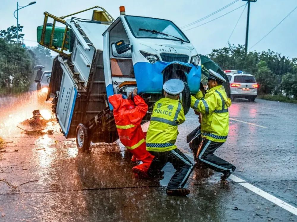 坚守岗位24载,他用镜头记录每一处感动的瞬间