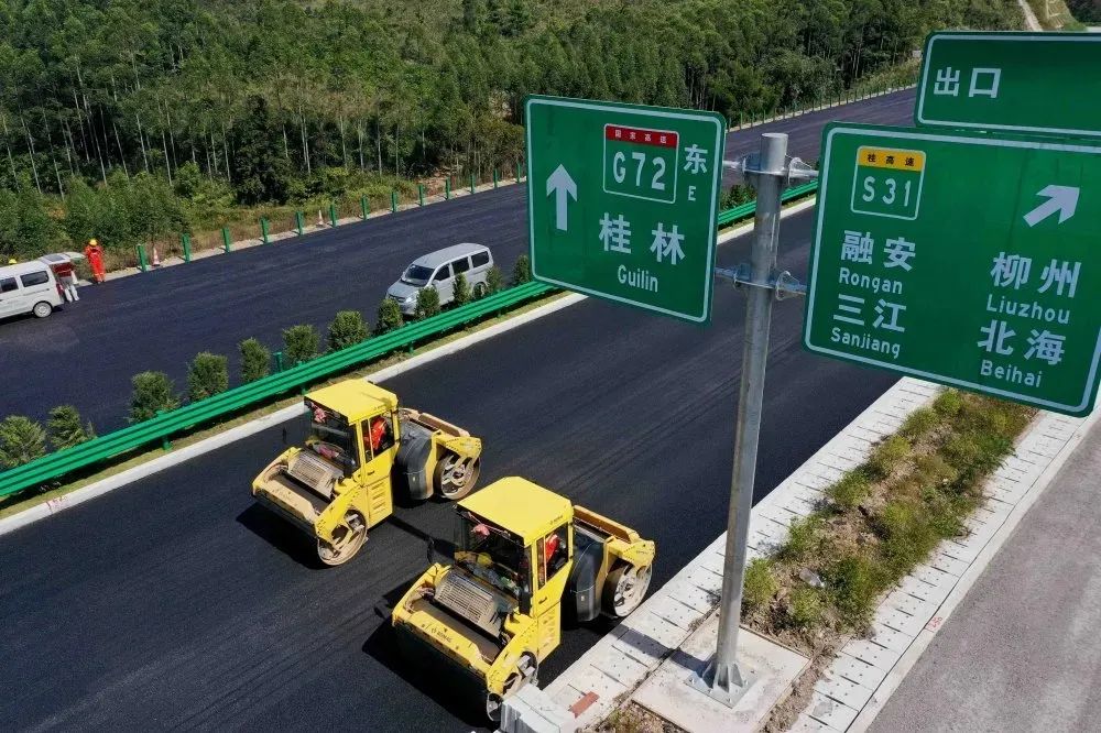 主线起于融安县泗顶镇山贝村拉正屯北侧,与在建的桂林至柳城高速公路