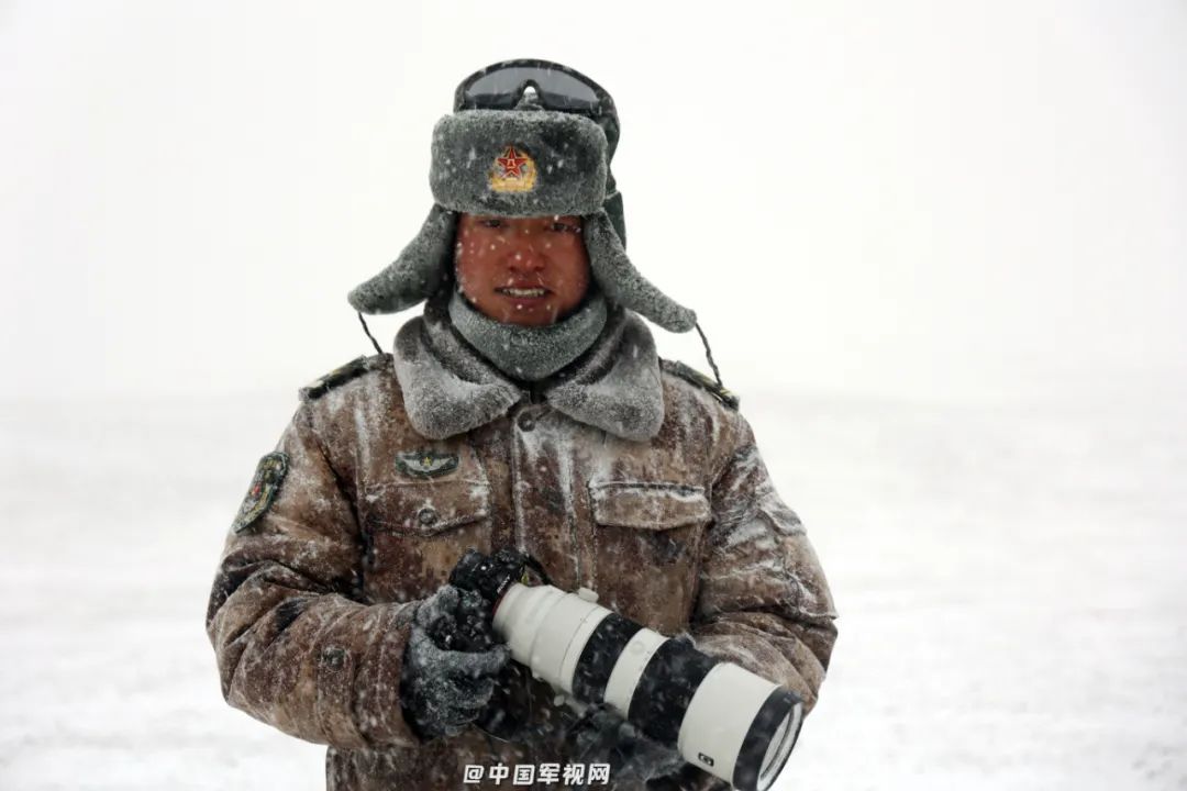 原来镜头背后是这样的帽子被吹飞在大雪中艰难前行