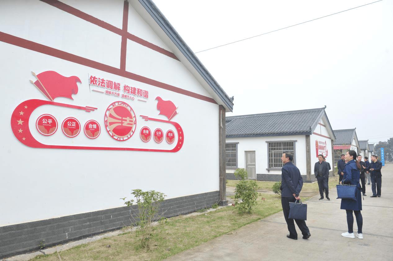 省法治新闻协会副秘书长常磊磊等一行3人来到安乡县安全乡汤家岗村