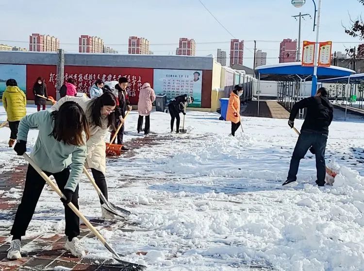 【网络文明】滦南三中领导教师积极清扫校园积雪,为师生安全保驾护航