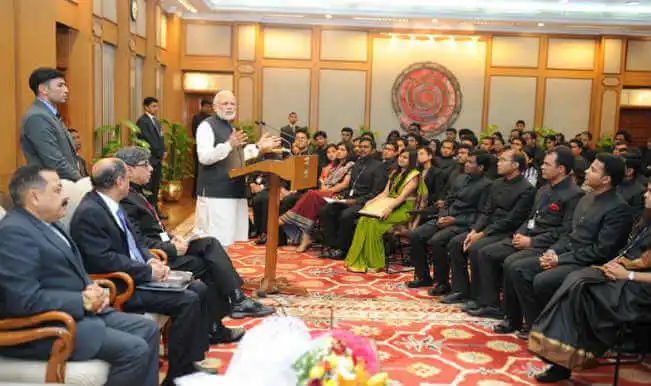 印度总理莫迪会见公务员们（图源：clearias.com）