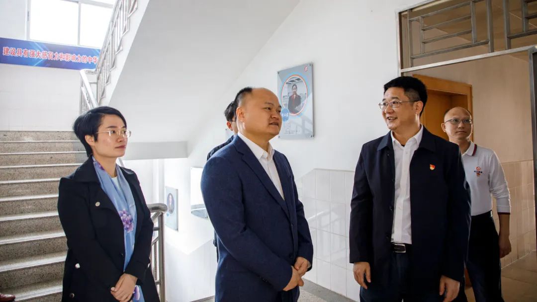 市委秘书长,龙川县委书记孔德胜的委托,今天上午,县委副书记,县长刘力