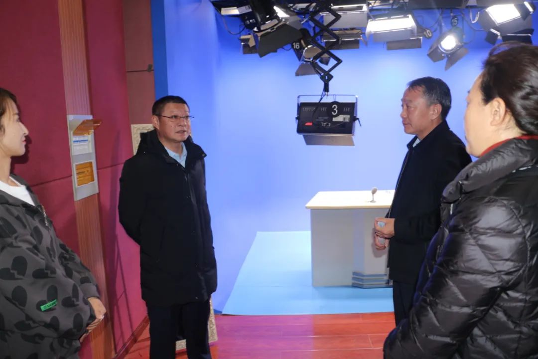 【要闻】闫富、郑珺来到旗融媒体中心看望慰问新闻工作者