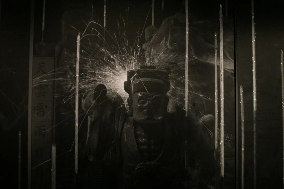 梦境迷雾，解析一屋子人坐买卖，祭奠死人的深层含义