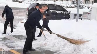 辽宁朝阳：党员干部齐上阵 奋力除雪助营商