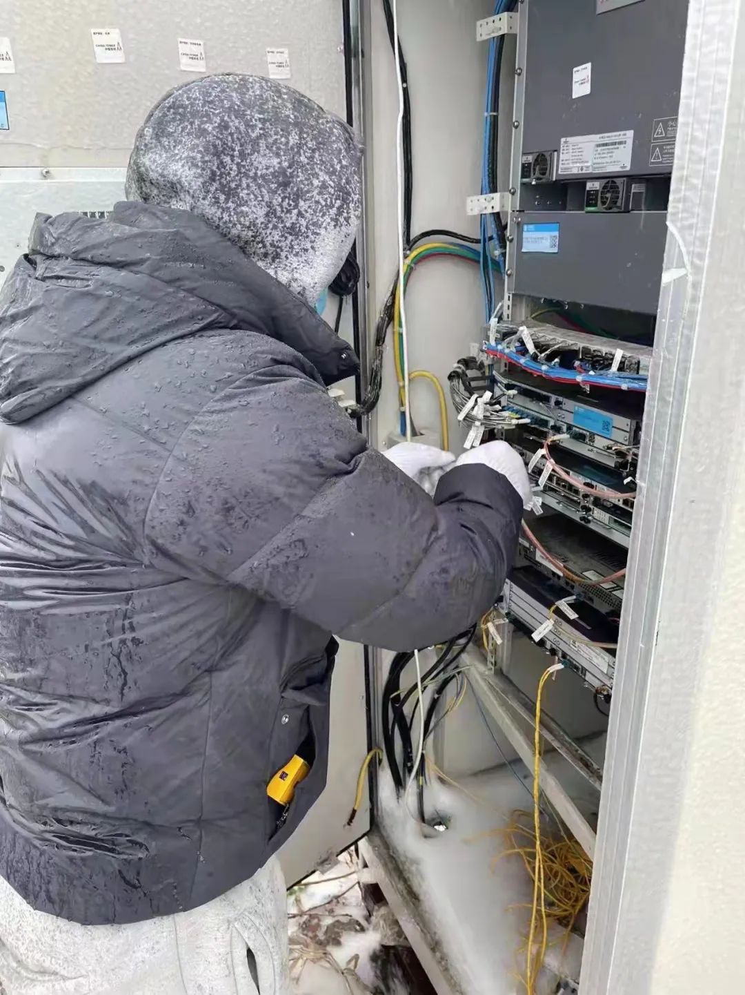 迎战风雪直击现场雪灾致多处区域断电断网移动联通第一时间紧急抢修