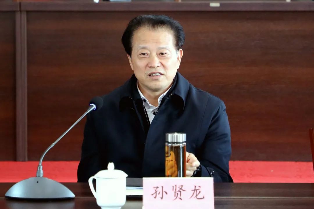 在千金镇镇政府,孙贤龙主持召开座谈会,听取镇域经济社会发展,大气