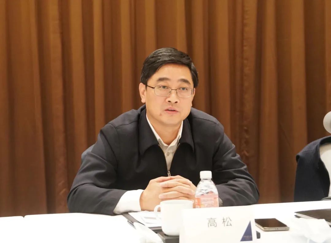 当天中午,张伟与中国铁路上海局集团有限公司副总经理高松举行了座谈