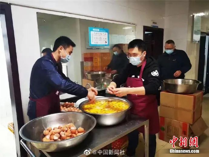 3万人在挨饿？成都理工真实画风：老师上班授课，下班当帮厨