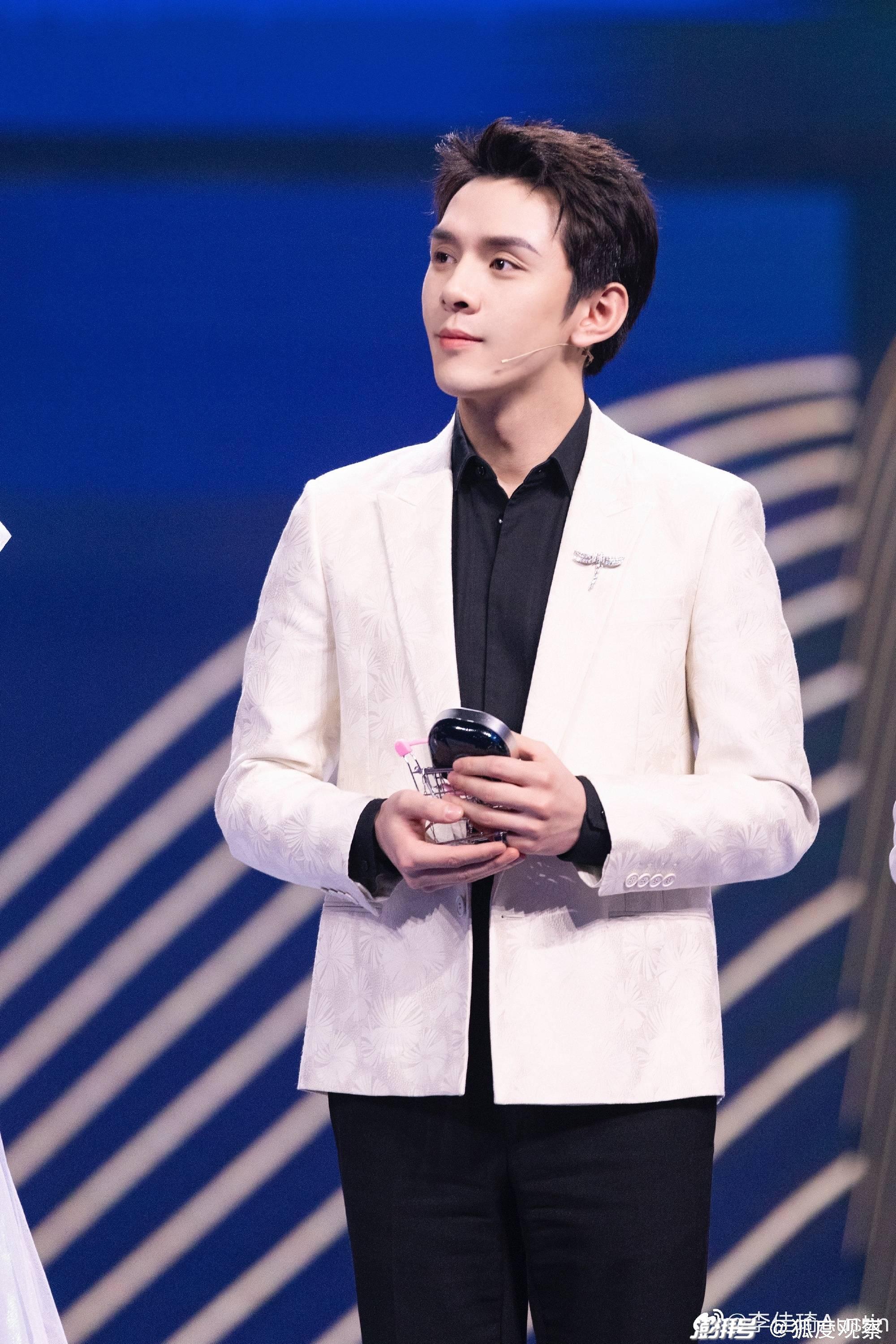 李佳琦仅为高中学历?别被"读书不如当网红"骗了